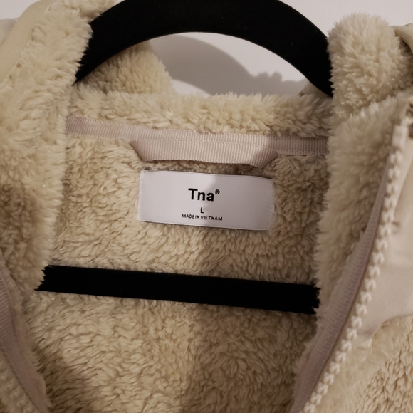 TNA ARITZIA Keaton Mullein Fuzzy Cropped Hoodie - Picture 9 of 12